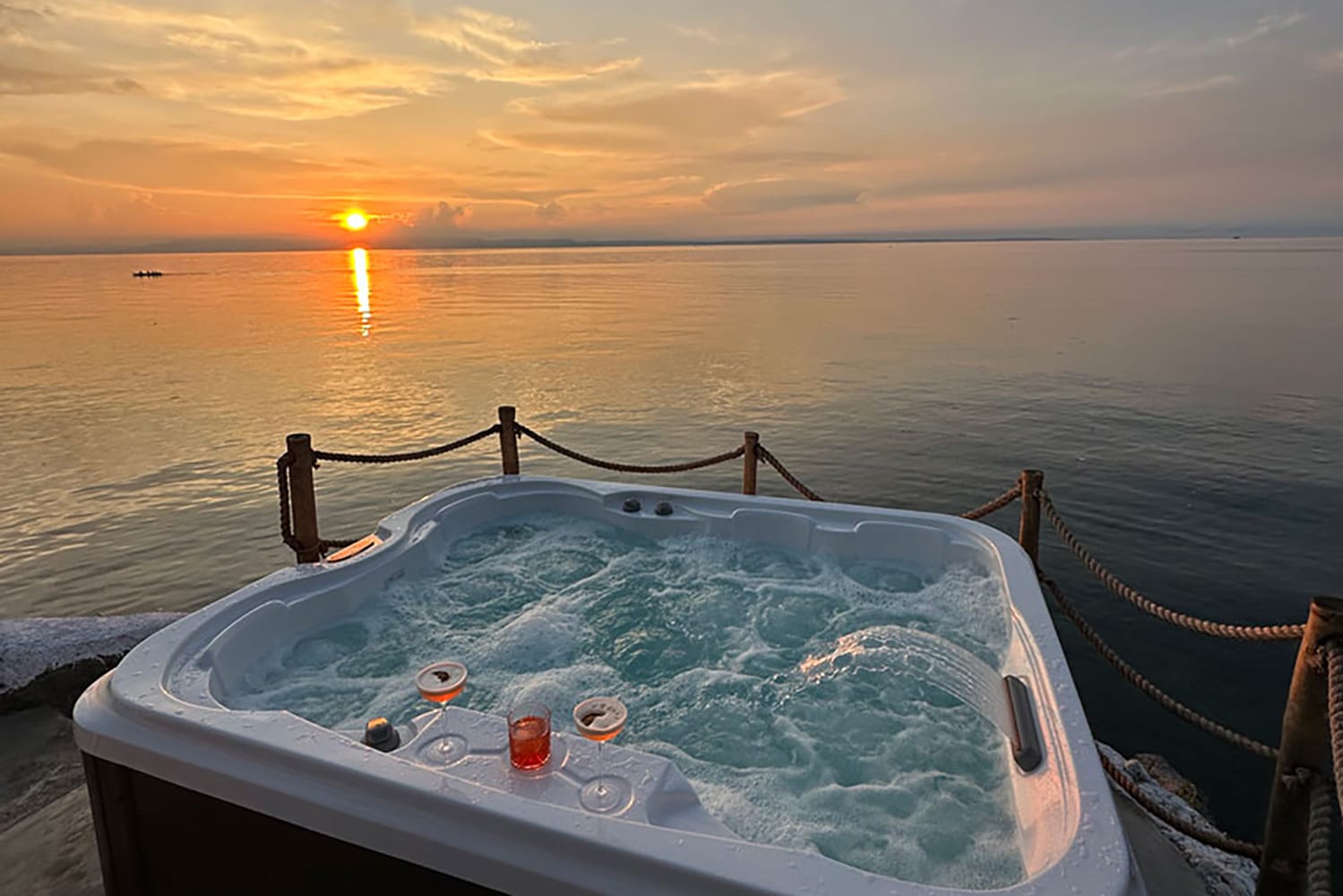Cliffside jacuzzi